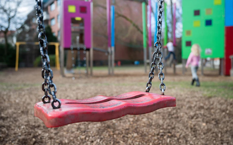 In Kempten durften Kinder bis zehn Jahre nur in Begleitung von Eltern oder älteren Jugendlichen auf den Spielplatz. Das ist nicht zulässig, sagen Verfassungsrichter. (Symbolbild) — © Julian Stratenschulte/dpa/dpa-tmn