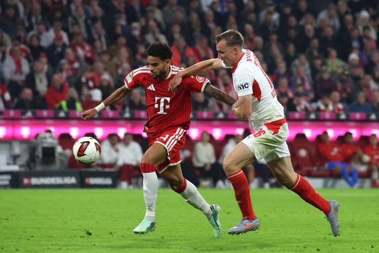 Gegen Bayerns Luis Diaz hatte Leipzigs Ex-Nationalspieler Lukas Klostermann keine Chance. — © Karl-Josef Hildenbrand/dpa