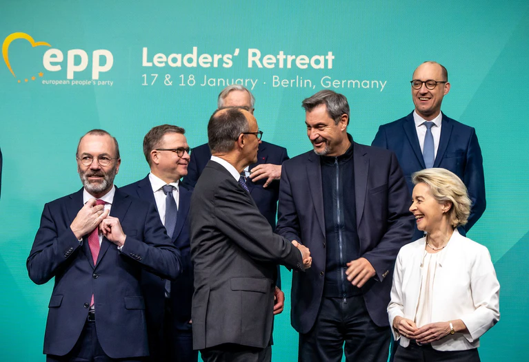 Die Parteienfamilie der EVP um ihren Vorsitzenden Manfred Weber (links) ist in Brüssel die Heimat von CDU und CSU. (Archivbild)  — © Michael Kappeler/dpa