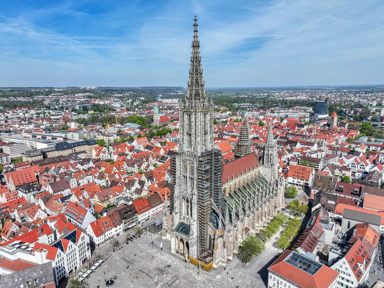 Bye bye Titel: Bald hat Ulm nicht mehr den höchsten Kirchturm der Welt. (Archivbild)  — © Jason Tschepljakow/dpa