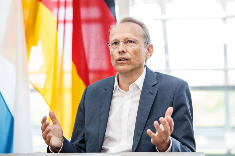 Der bayerische DGB-Landeschef Bernhardt Stiedl. Die bayerischen Gewerkschaften appellieren in einem Aufruf zur Bundestagswahl, keine rechte Partei zu wählen.  — © Matthias Balk/dpa