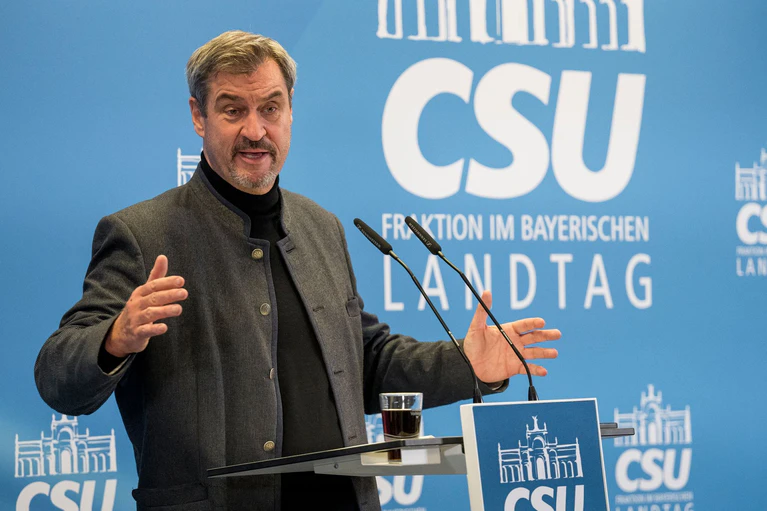 CSU-Parteichef Markus Söder hält eine Abgrenzung von der Politik Angela Merkels für notwendig - vor allem beim Thema Migration. — © Daniel Vogl/dpa