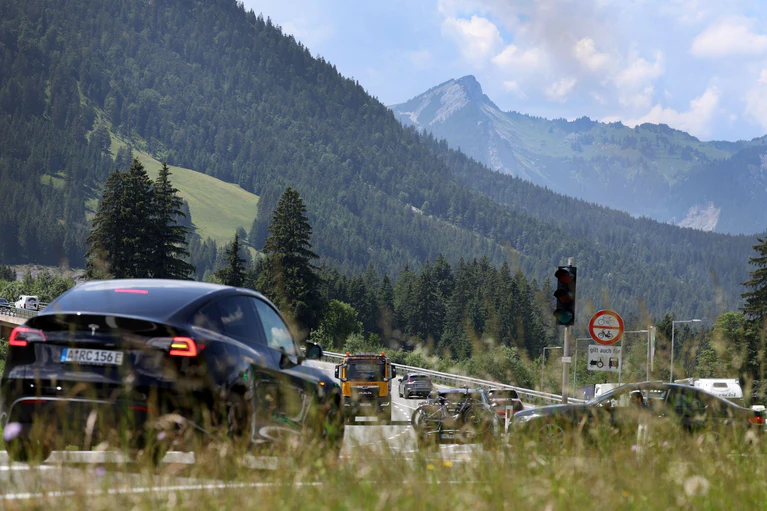 Auch der Fernpass ist eine vielbefahrene Ferien-Route. — © Karl-Josef Hildenbrand/dpa