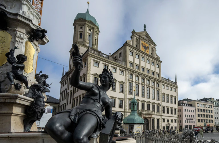 Im Augsburger Rathaus ist die Haushaltslage besonders dramatisch. Aber die Stadt ist beim Thema kommunale Geldnot schon lange kein Einzelfall mehr. (Symbolbild) — © Stefan Puchner/dpa