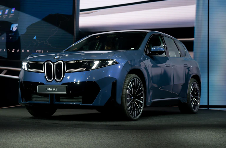 Der iX3 ist das erste Serienfahrzeug der Neuen Klasse. Nach ihrer Entwicklung will BMW auch die Entwicklungskosten senken. (Archivbild) — © Sven Hoppe/dpa