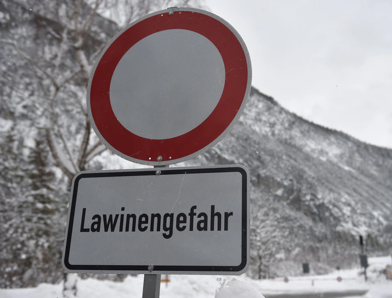 Selbst vergleichsweise geringe Schneemengen stellen eine Lawinengefahr dar. (Symbolbild) — © Angelika Warmuth/dpa