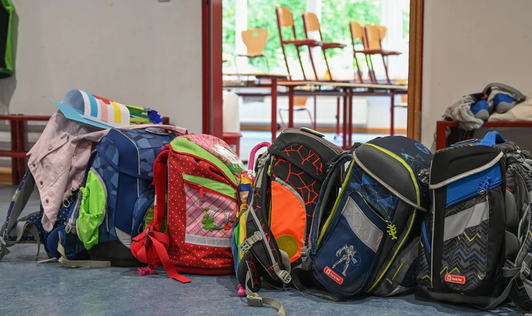 Nach den Ferien wird sich zeigen, wie gut Bayerns Kommunen auf den neuen Rechtsanspruch auf Ganztagsbetreuung für Erstklässler vorbereitet sind. (Symbolbild) — © Arne Dedert/dpa