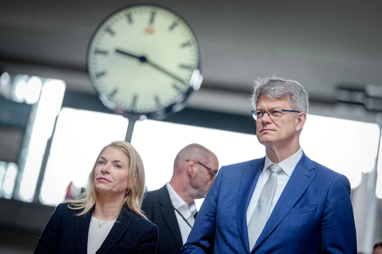 Verkehrsminister Patrick Schnieder (CDU) fordert von Bahnchefin Evelyn Palla Aufklärung über den Vorfall. — © Kay Nietfeld/dpa