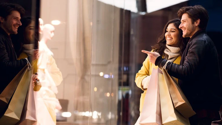 nachtshopping, shoppen, bummeln — © Bild: Prostock-Studio/iStock