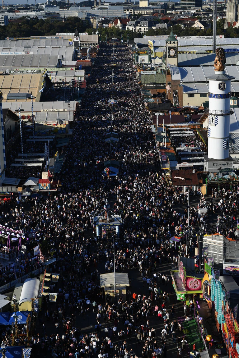 Viel Geränge auf dem Oktoberfest. — © Felix Hörhager/dpa