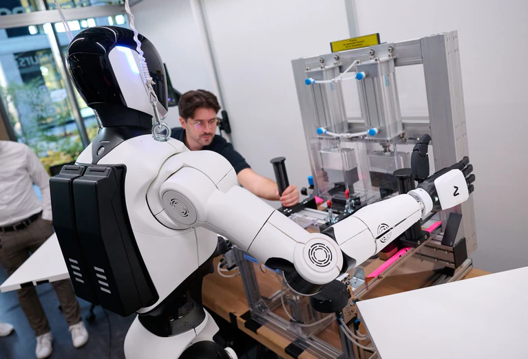 Ein Roboter im RoboGym. — © Sven Hoppe/dpa