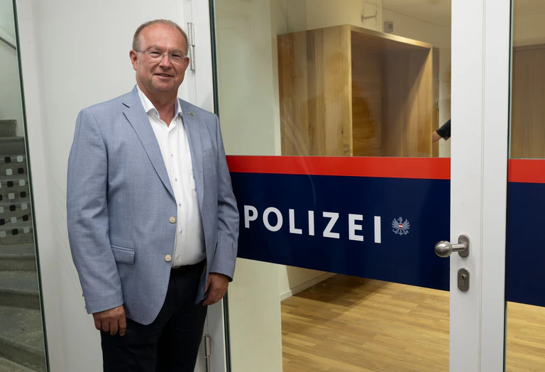 Braunaus Bürgermeister Johannes Waidbacher räumt ein, dass es eine 100-prozentige Lösung im Umgang mit dem Nazi-Erbe nicht gibt. — © Peter Kneffel/dpa