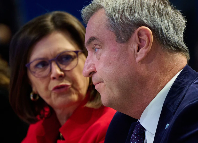 Markus Söder wirbt für Ilse Aigner. — © Sven Hoppe/dpa