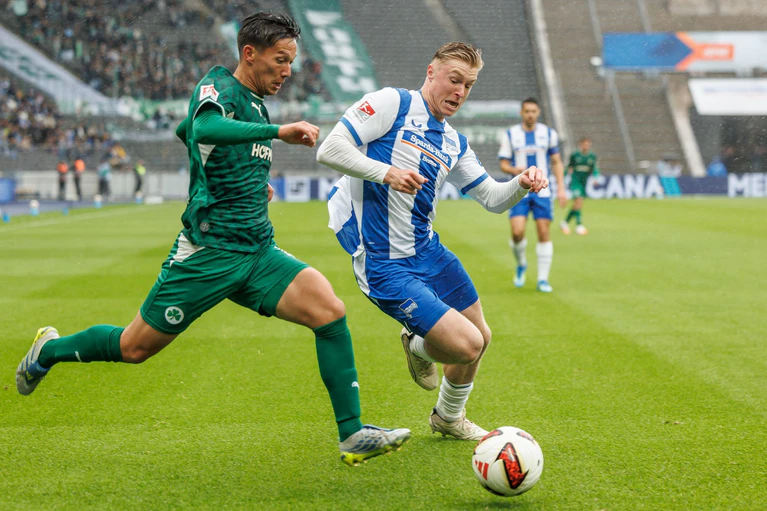 Hertha BSC musste gegen Greuther Fürth wie hier Verteidiger Julian Eitschberger (r.) hart arbeiten. — © Andreas Gora/dpa