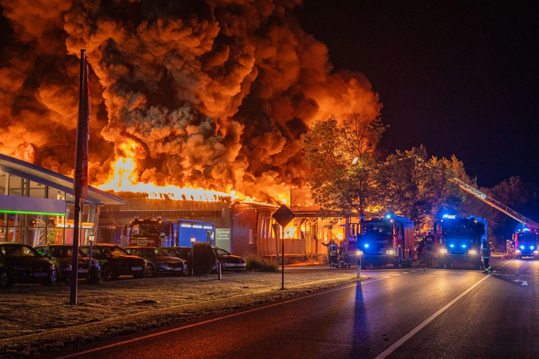 Feuerwehren sind beim Brand einer Lagerhalle mit Särgen im Lichtenfelser Ortsteil Trieb im Einsatz. — © Ferdinand Merzbach/NEWS5/dpa