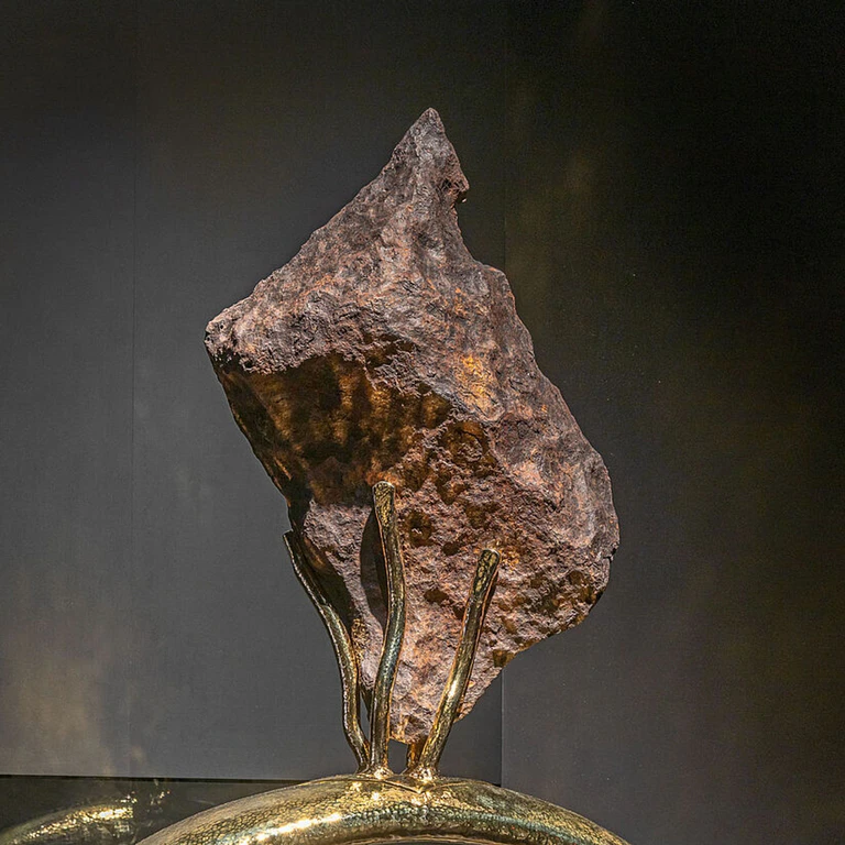 Der Meteorit «Issigau» ist mit  4,6 Milliarden Jahren das derzeit älteste Exponat im Deutschen Museum.  — © Reinhard Krause/Deutsches Museum/dpa