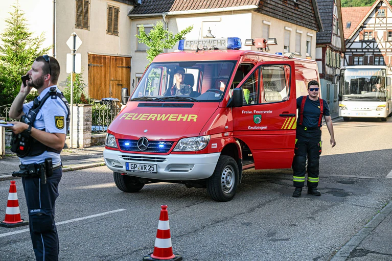 Wegen des havarierten Lastwagens mit Gefahrgut helfen hunderte Einsatzkräfte.  — © Jason Tschepljakow/dpa