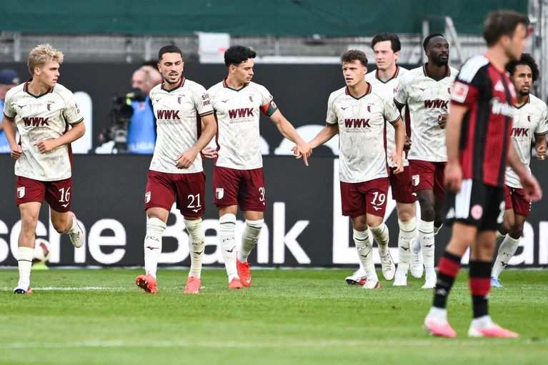 Der FC Augsburg bejubelte in Frankfurt den zweiten Saisonsieg. — © Florian Wiegand/dpa
