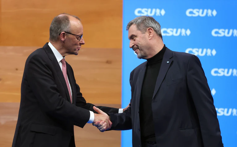 Friedrich Merz kommt das erste Mal als Kanzler zur CSU-Klausurtagung nach Seeon. — © Karl-Josef Hildenbrand/dpa