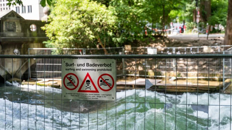 Vor einer Freigabe der Eisbachwelle fürs Surfen will die Stadt die Akten der nun eingestellten Ermittlungen einsehen. — © Leonie Asendorpf/dpa