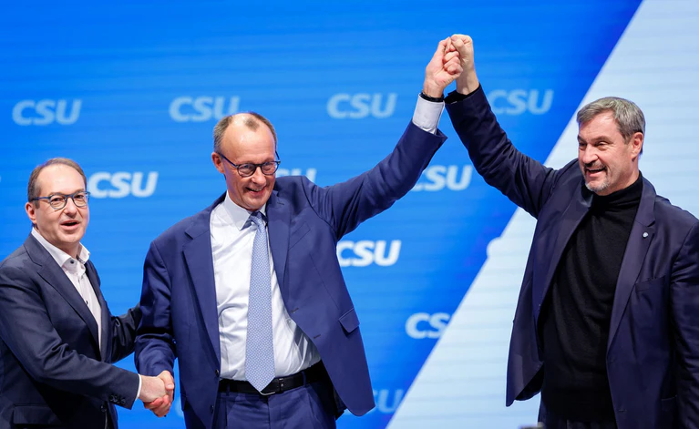 Bereits beim kleinen CSU-Parteitag in Nürnberg hatten sich die Spitzen der Union gegenseitig auf der Bühne gefeiert und die Tage bis zur Regierungsübernahme gezählt. (Archivbild) — © Daniel Karmann/dpa