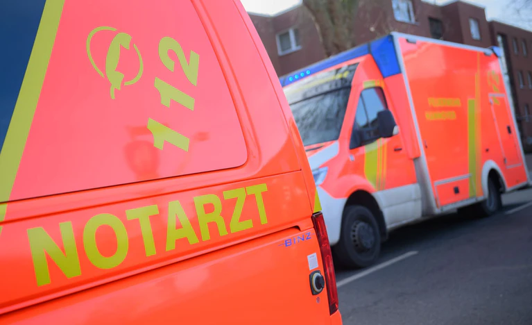 Rettungskräfte holten die Frau aus dem Auto, konnten ihr Leben aber nicht retten. (Symbolbild) — © Julian Stratenschulte/dpa