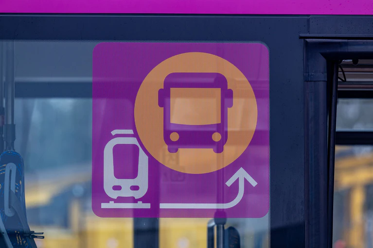 Der Ersatzverkehr ist an der purpurfarbenen Optik zu erkennen. (Archivbild) — © Armin Weigel/dpa