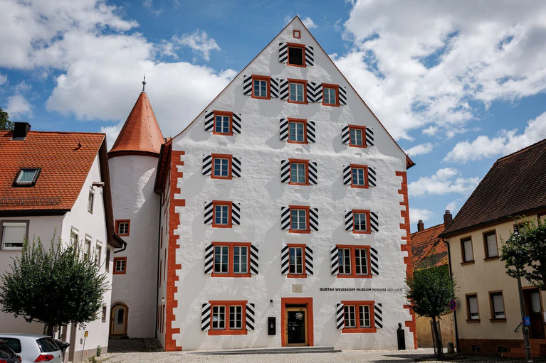 2023 wurde das Gustav-Weisskopf-Museum in Leutershausen, dem Geburtsort des Entwicklers, in neuer Pracht eröffnet. — © Daniel Karmann/dpa