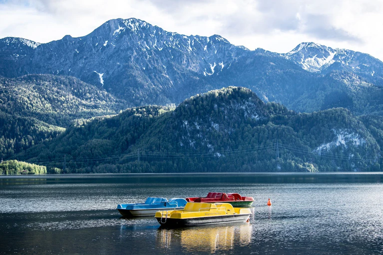 Auf dem Kochelsee sind nachts fünf Menschen in Lebensgefahr geraten. (Symbolbild) — © Matthias Balk/dpa