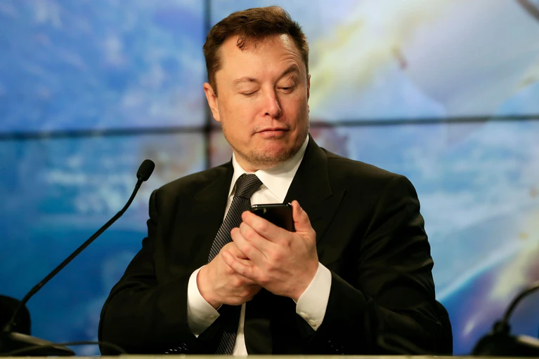 Der US-Unternehmer Elon Musk hatte die Plattform Twitter übernommen und zu X umbenannt. (Archivbild) — © John Raoux/AP/dpa