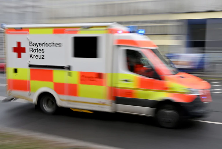 In Weibersbrunn waren zahlreiche Rettungskräfte im Einsatz. (Symbolbild) — © Peter Kneffel/dpa