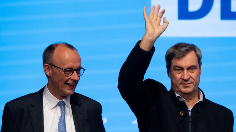 Es war ein kurzer Wahlkampf, aber kein langweiliger. Einen Tag vor dem Wahlsonntag demonstrieren die Vorsitzenden von CDU und CSU, Friedrich Merz und Markus Söder, noch einmal ihre Einigkeit. Was nach der Wahl kommt, steht auf einem anderen Blatt. — © Sven Hoppe/dpa