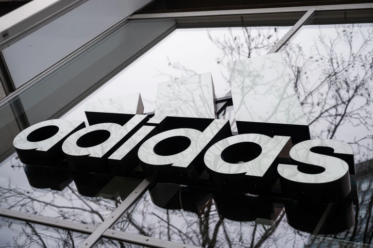 Adidas wird nach einem starken dritten Quartal optimistischer für 2025. — © Christophe Gateau/dpa