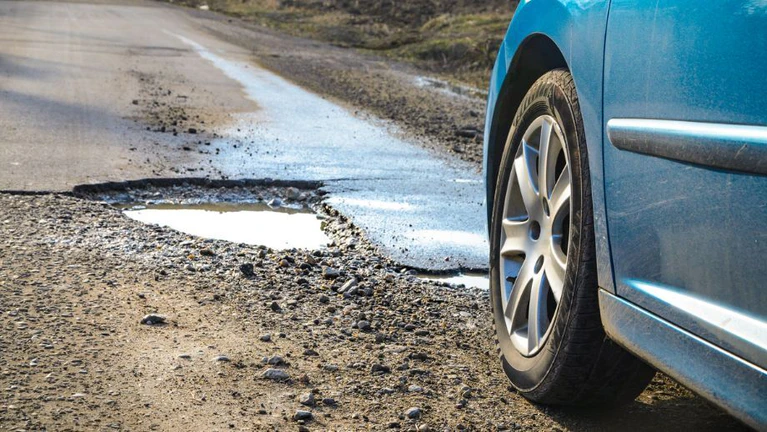Auto Schlagloch Schlaglöcher — © Bildnachweis: OgnjenO / IStock