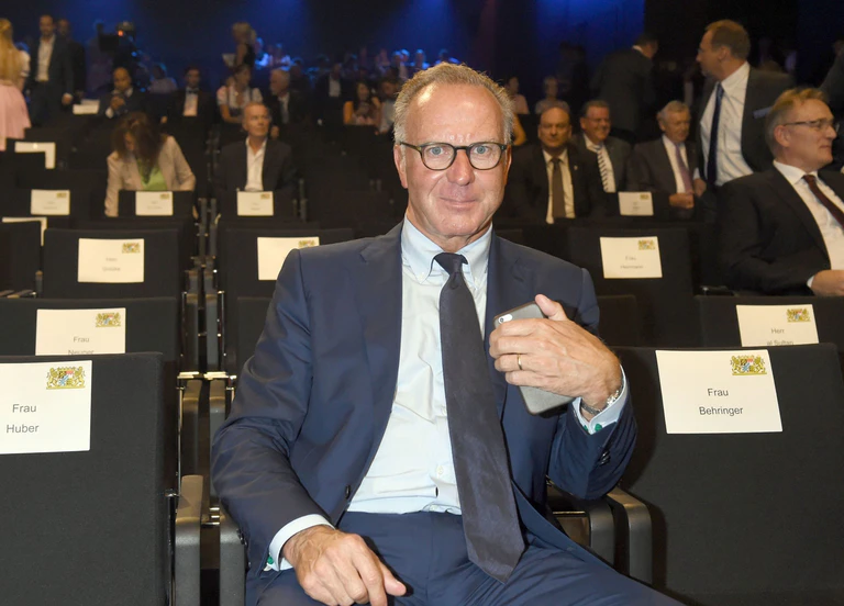 Schon vor zehn Jahren nahm Karl-Heinz Rummenigge einen Bayerischen Sportpreis entgegen - damals stellvertretend für die Profimannschaft des erfolgreichsten deutschen Fußballvereins. (Archivbild) — © picture alliance / dpa