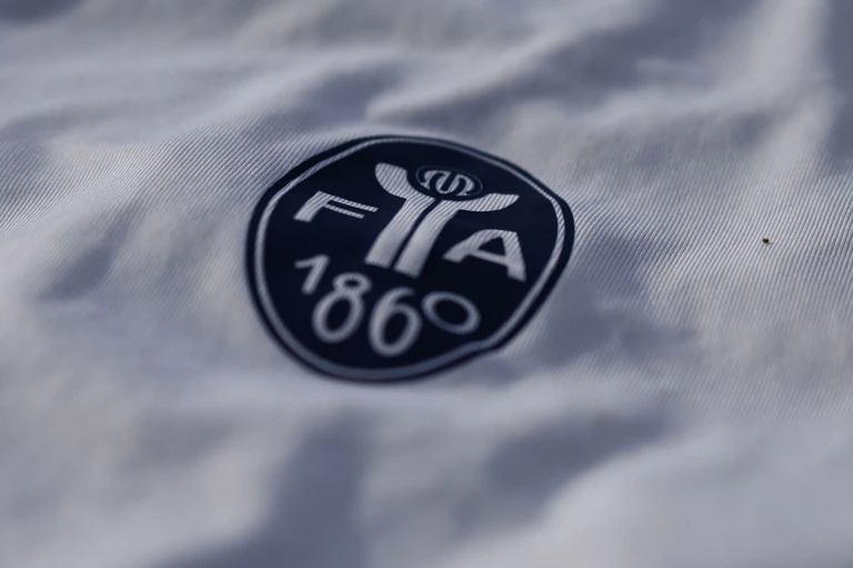 Das neue Logo ohne Löwe: Mit diesem Wappen geht 1860 München in die Regionalliga-Saison. (Archivbild) — © Florian Diettrich/dpa