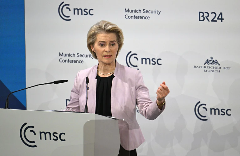 Schlägt den Einsatz einer Sonderklausel für mehr Verteidigungsausgaben vor: Ursula von der Leyen. (Archivbild) — © Boris Roessler/dpa