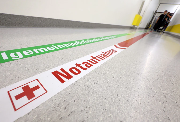 Die finanzielle Lage der Kliniken ist schon lange desolat - der Landkreistag ermuntert sie, sich notfalls rechtlich gegen die Bundesregierung zur Wehr zu setzen. (Symbolbild) — © Karl-Josef Hildenbrand/dpa