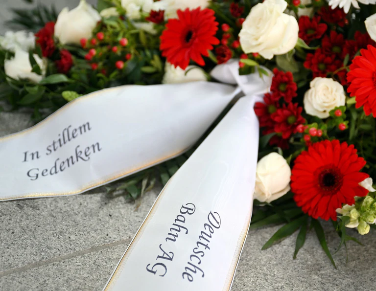 Zum Jahrestag hatte die Bahn Blumen niedergelegt. (Archivbild) — © Angelika Warmuth/dpa