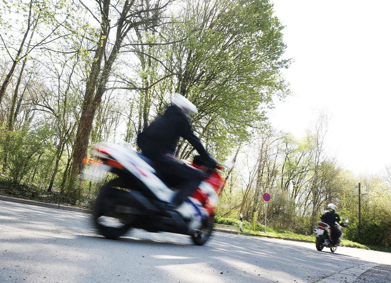 Beide Motorradfahrer kamen mit schwersten Verletzungen ins Krankenhaus. (Symbolbild) — © Roland Weihrauch/dpa