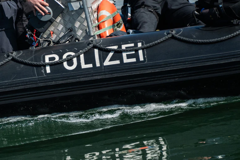Die Wasserschutzpolizei hat zum Ferienbeginn mehrere Fälle von Fischwilderei auf dem Chiemsee festgestellt. (Symbolbild) — © Silas Stein/dpa