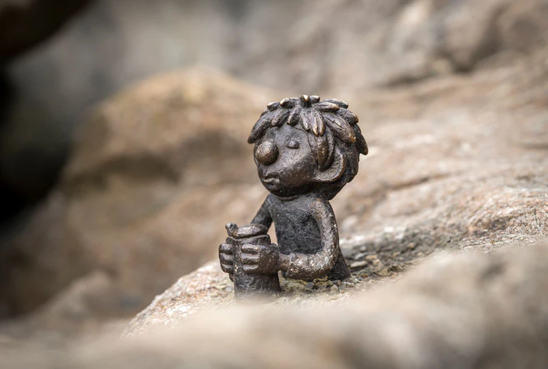 Eine Bronzefigur des Kobolds - mit Bierkrug - ziert den monumentalen Wittelsbacher Brunnen in der Innenstadt. — © Peter Kneffel/dpa