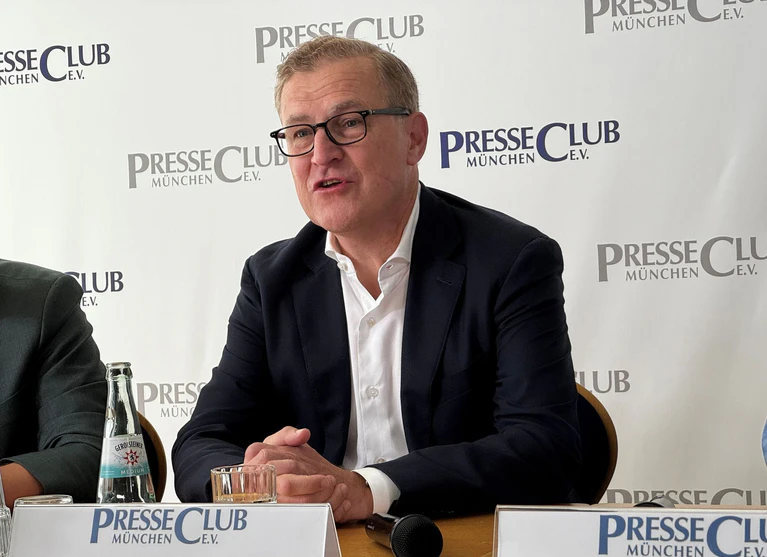 Jan-Christian Dreesen und der FC Bayern verlängern die Zusammenarbeit. (Archivbild) — © Christian Kunz/dpa