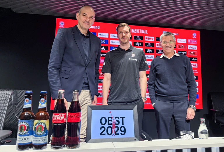 Andreas Obst (Mitte) nach seiner Vertragsverlängerung mit Bayern-Sportchef Dragan Tarlac (links) und Präsident Herbert Hainer. — © Manuel Schwarz/dpa