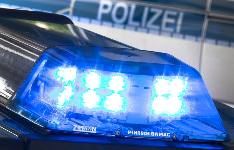 Der 17-Jährige schiebt nach dem Unfall sein Motorrad weg und wird von der Polizei aufgegriffen. (Symbolbild) — © Friso Gentsch/dpa