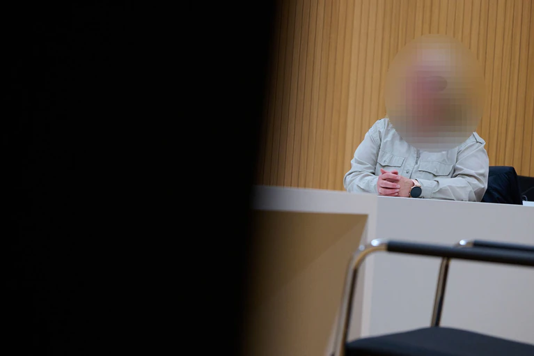 Während des zweiten Prozesstages entschuldigt sich die angeklagte Erzieherin bei den Eltern. — © Sven Hoppe/dpa