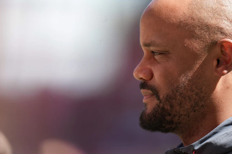 Brachte den FC Bayern in der Halbzeitpause wieder auf Kurs: Trainer Vincent Kompany. — © Thomas Frey/dpa