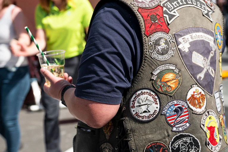Zahlreiche Biker kommen traditionell zum Saisonauftakt nach Kulmbach.  — © Daniel Vogl/dpa