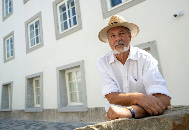 Der Historiker Florian Kotanko fordert zumindest eine mehrsprachige Info-Tafel zur Aufklärung über die Nazi-Gewaltherrschaft. — © Peter Kneffel/dpa