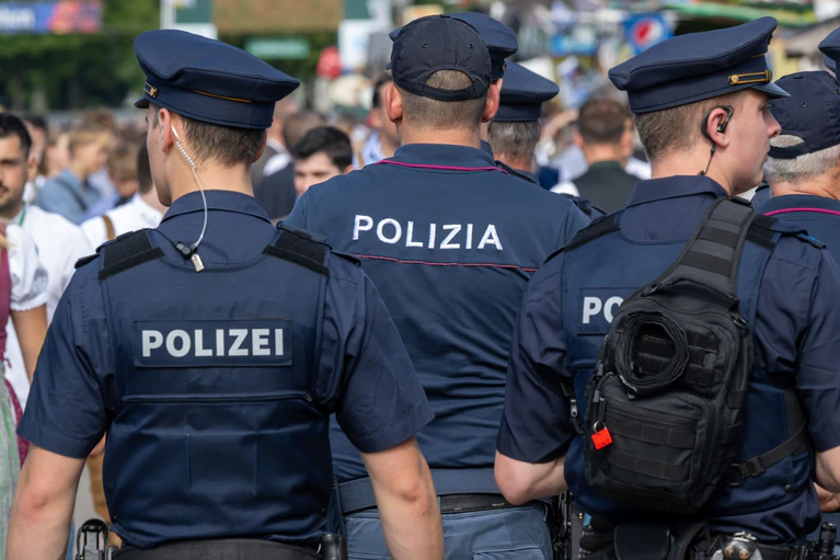 Polizisten aus Italien sind zur Unterstützung da. (Archivbild) — © Peter Kneffel/dpa